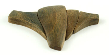 Sculpture en bois abstraite avec trois sections fluides, parfaite pour un espace contemporain.