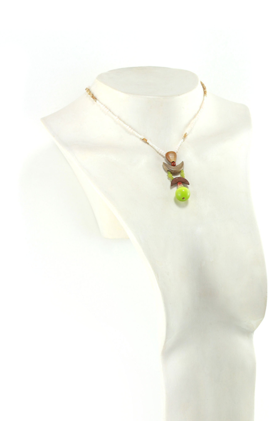 Collar étnico de madera tallada a mano con cuentas naturales