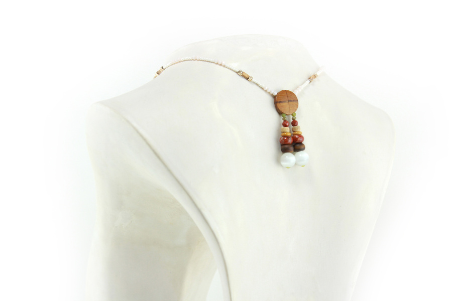Collar étnico de madera tallada a mano con cuentas naturales