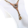 Choker Bois de Rose Africain et Jaspe, avec une forme antique, un cercle au centre, double pendant, dans les ton orangé ancien, touches vertes, marron, fermoir puzzle à l'arrière avec double pendant