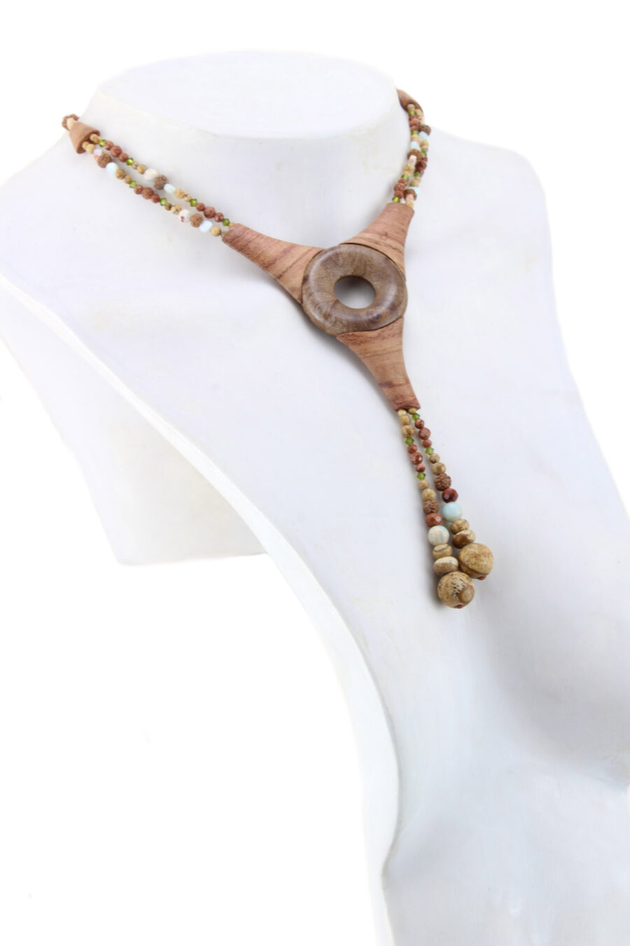 Choker Bois de Rose Africain et Jaspe, avec une forme antique, un cercle au centre, double pendant, dans les ton orangé ancien, touches vertes, marron, fermoir puzzle à l'arrière avec double pendant