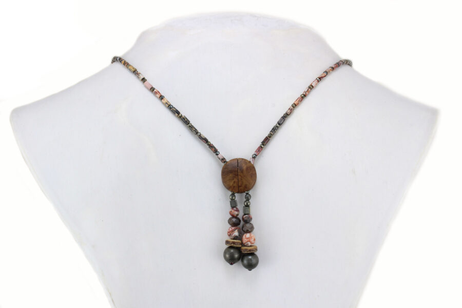 Collier talisman en bois et métal