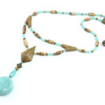 Choker en palo santo et amazonite, bijou boho chic mêlant nature et élégance artisanale.