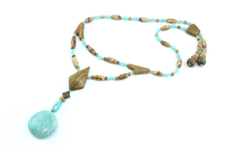 Choker en palo santo et amazonite, bijou boho chic mêlant nature et élégance artisanale.