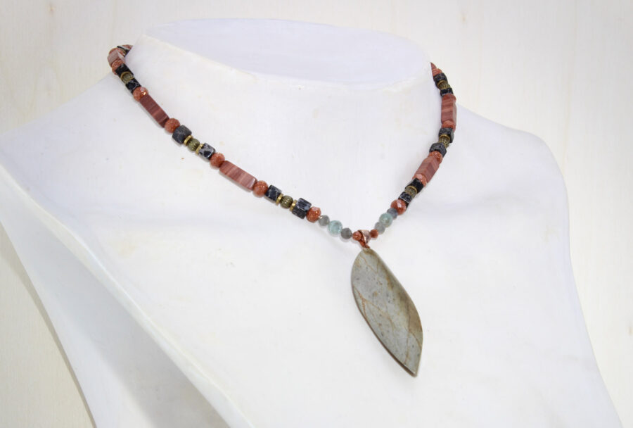 Choker en pierre de rivière et kyanite avec pendentif en forme de feuille, élégant et unique.