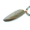 Choker en pierre naturelle avec pendentif feuille et perles colorées, pour un look chic et naturel.