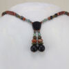 Choker unique en pierres naturelles avec perles colorées et une perle noire centrale élégante.