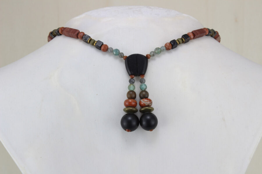 Choker unique en pierres naturelles avec perles colorées et une perle noire centrale élégante.