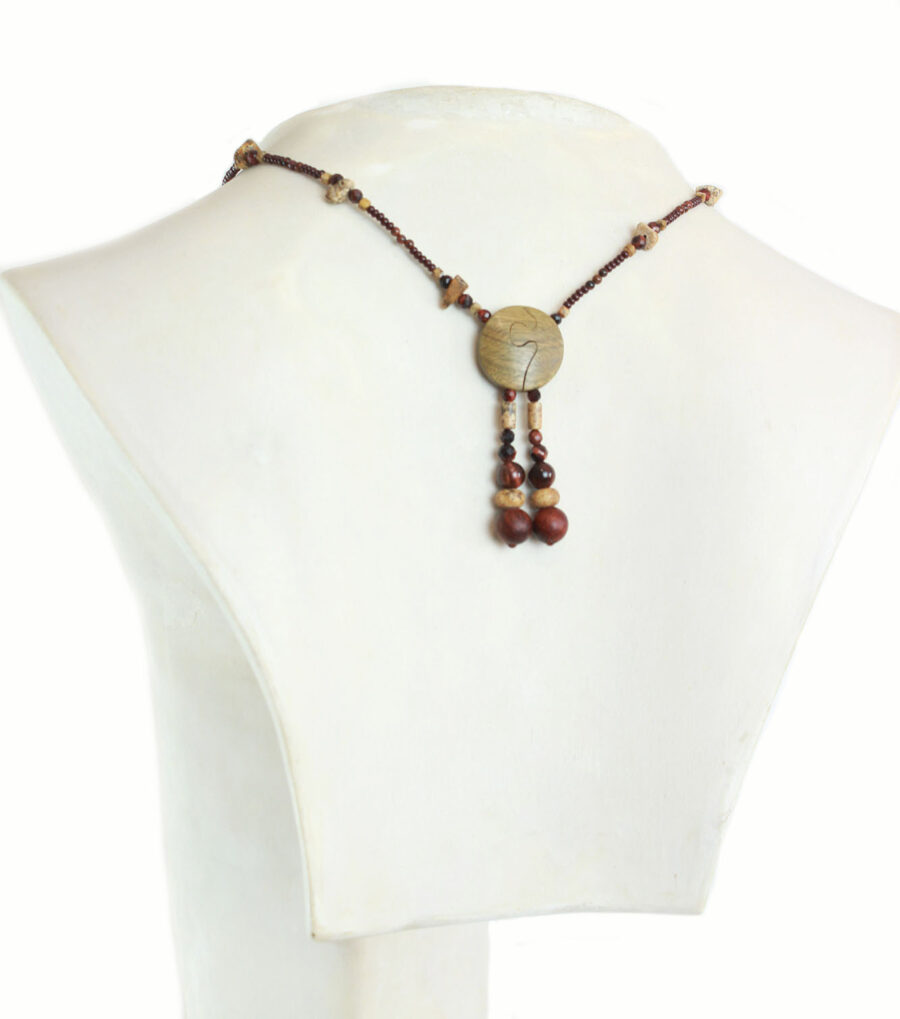Collier d'automne avec une feuille en bois exotique sculptée à la main et un fermoir puzzle aimanté