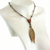 Collier d'automne avec une feuille en bois exotique sculptée à la main et un fermoir puzzle aimanté