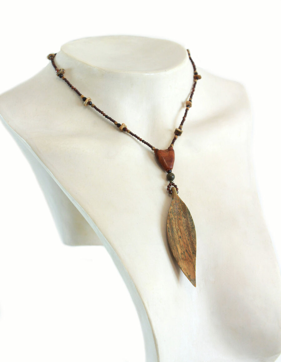 Collier d'automne avec une feuille en bois exotique sculptée à la main et un fermoir puzzle aimanté