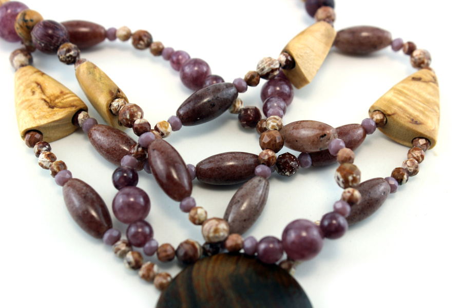 Collier haute couture en bois sculpté