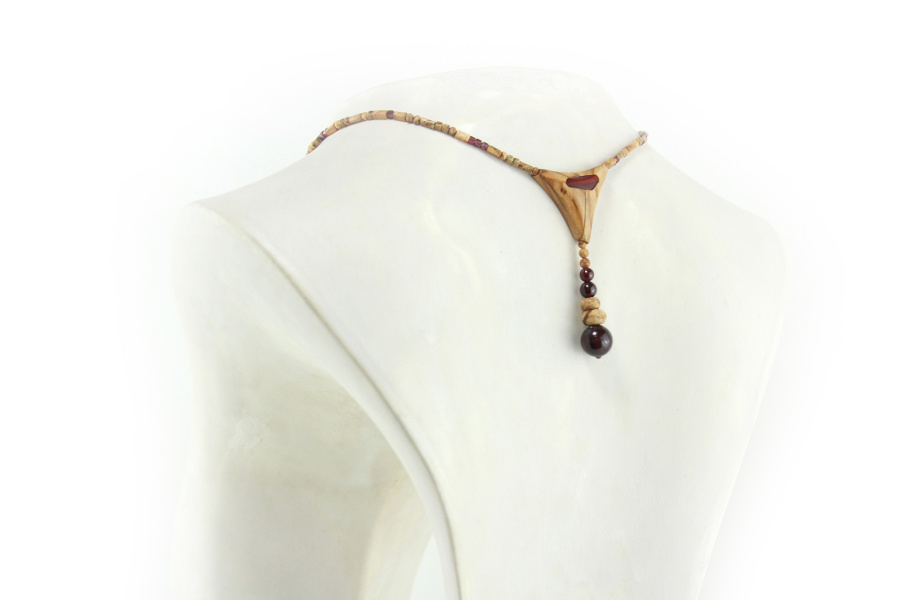Collar de jaspe y granate en madera exótica