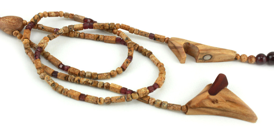 Collar de jaspe y granate en madera exótica