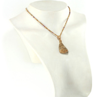 Collana di diaspro e granato in legno esotico