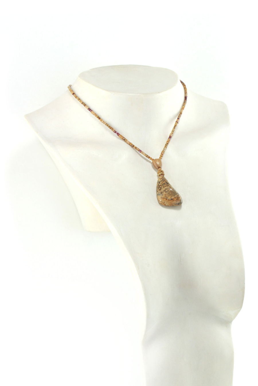 Collar de jaspe y granate en madera exótica