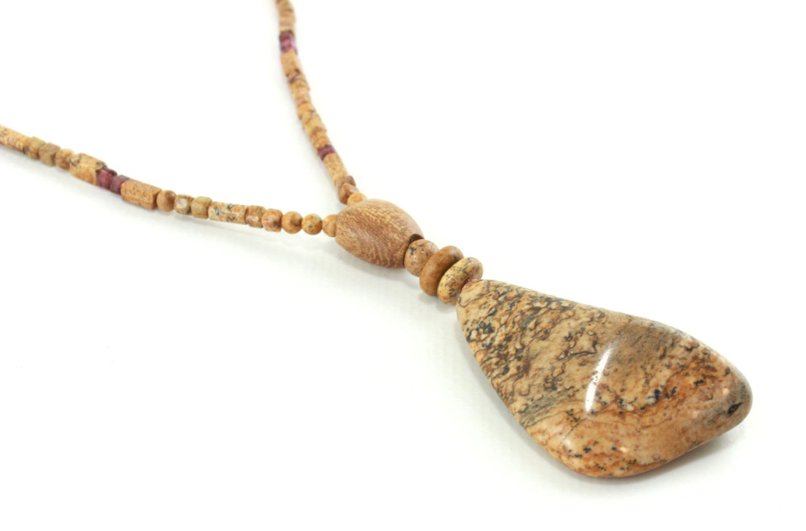 Collar de jaspe y granate en madera exótica