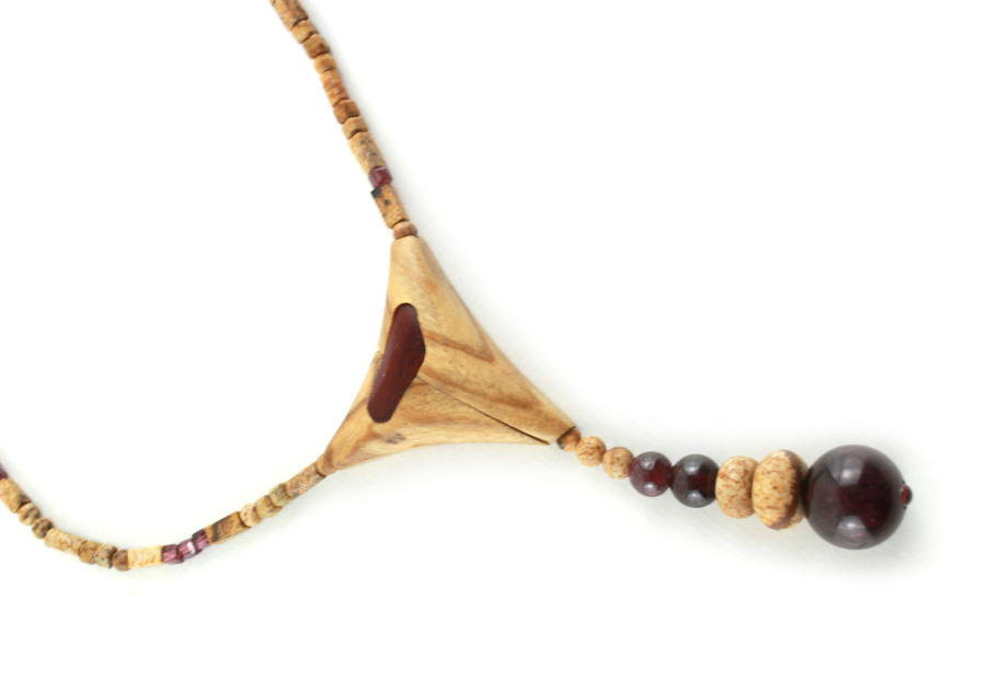 Collar de jaspe y granate en madera exótica