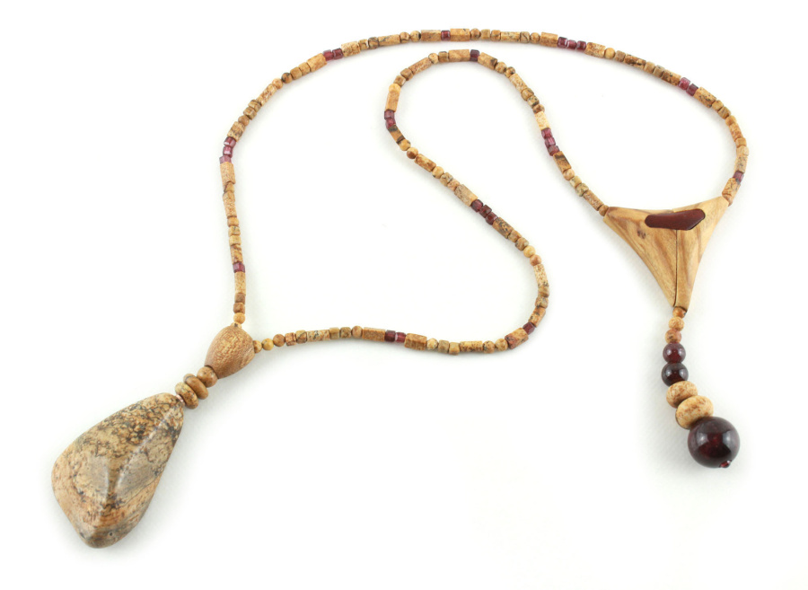 Collar de jaspe y granate en madera exótica