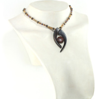 Collier Œil sculpté en bois précieux et perles naturelles de Charoïte