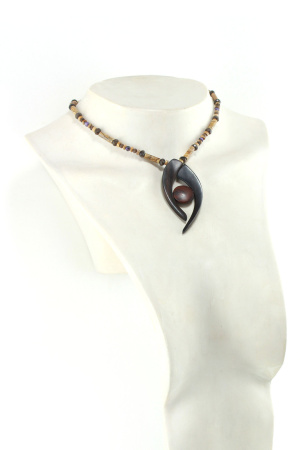 Collier Œil sculpté en bois précieux et perles naturelles de Charoïte