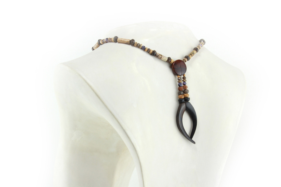Halskette Geschnitztes Auge aus Edelholz und natürlichen Charoit-Perlen