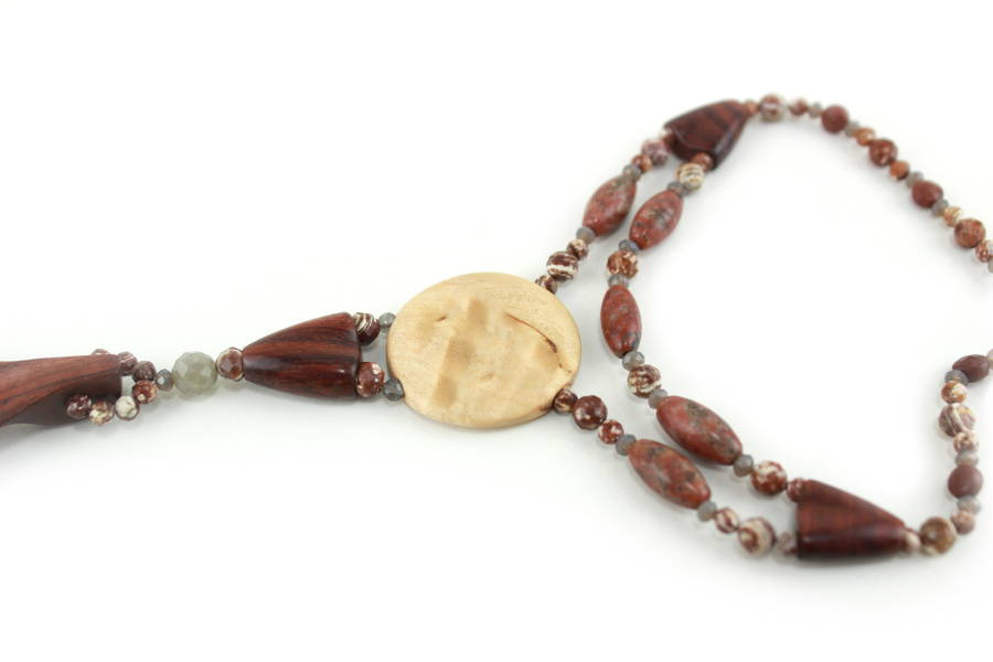 Collar de princesa en madera tallada color violeta