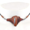 Un collier ras-de-cou qui révèle le sanctuaire du féminin en bois de Padouk avec une pierre taillée en forme oblongue au centre