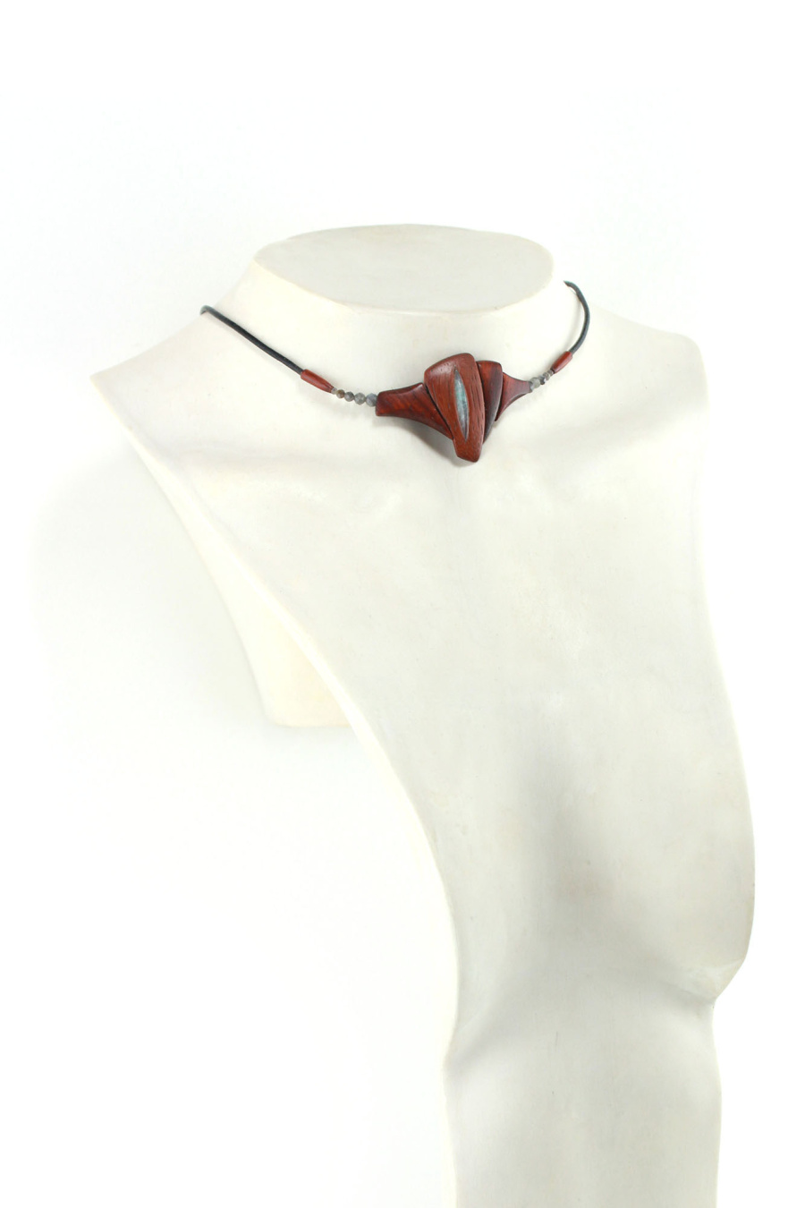 Collier Sanctuaire du féminin en bois de Padouk