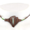 Un collier ras-de-cou qui révèle le sanctuaire du féminin en bois de Palissandre Santos avec une pierre taillée en forme oblongue au centre