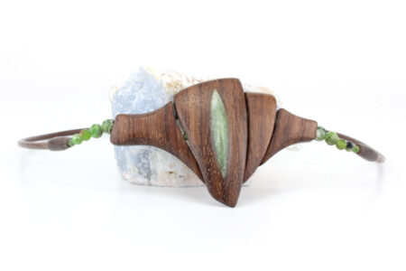 Un collier ras-de-cou qui révèle le sanctuaire du féminin en bois de Palissandre Santos avec une pierre taillée en forme oblongue au centre