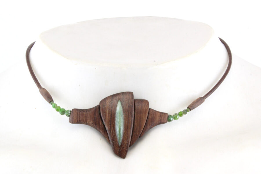 Un collier ras-de-cou qui révèle le sanctuaire du féminin en bois de Palissandre Santos avec une pierre taillée en forme oblongue au centre