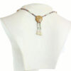 Collier choker en bois de palo santo et pierre natuèrelle de morganite, couleur vert boisé et rose/orange/vert/bleu très pale. Forme du pendant allongée