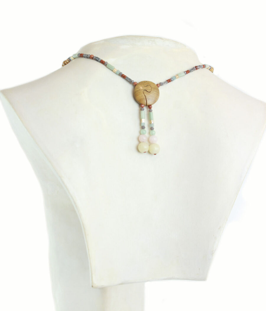 Collier choker en bois de palo santo et pierre natuèrelle de morganite, couleur vert boisé et rose/orange/vert/bleu très pale. Forme du pendant allongée