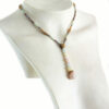 Collier choker en bois de palo santo et pierre natuèrelle de morganite, couleur vert boisé et rose/orange/vert/bleu très pale. Forme du pendant allongée