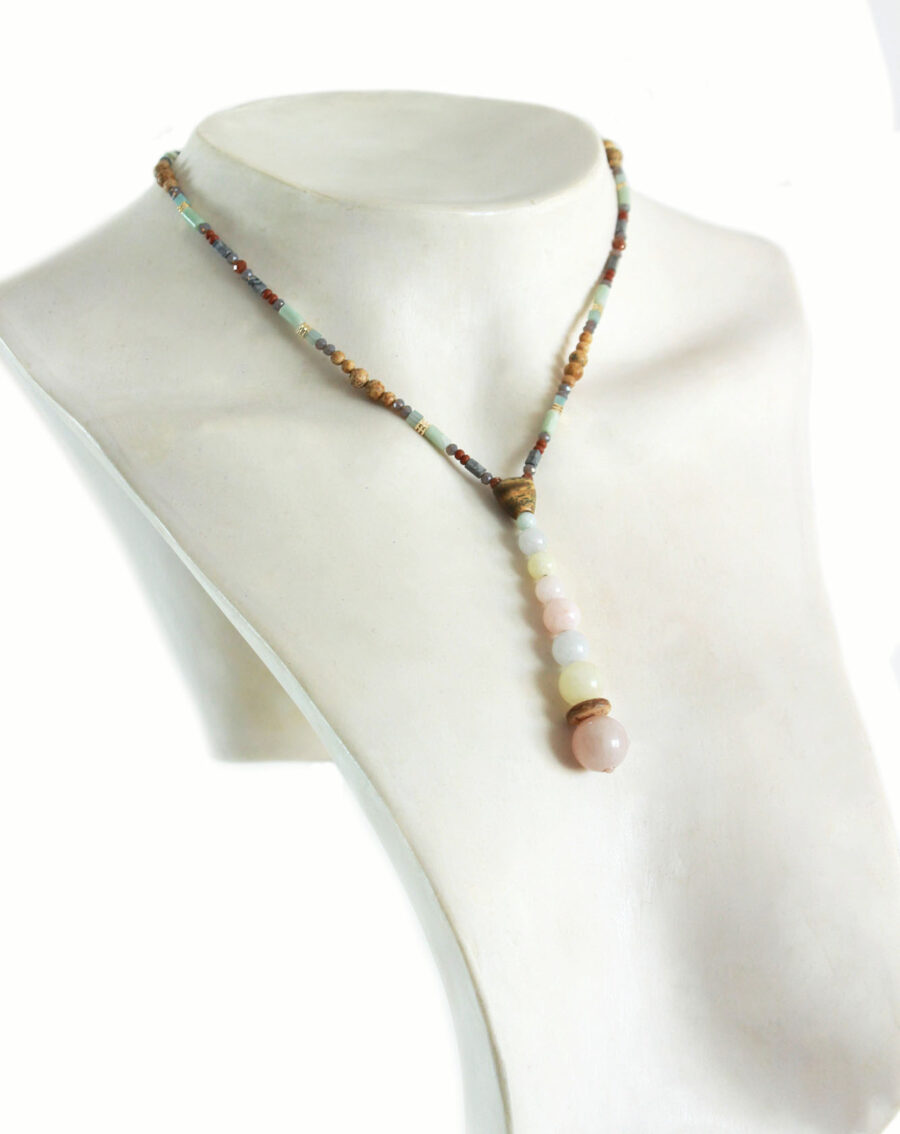 Collier choker en bois de palo santo et pierre natuèrelle de morganite, couleur vert boisé et rose/orange/vert/bleu très pale. Forme du pendant allongée