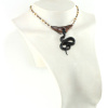 Choker serpent en bois d'Ebène et perles naturelles le pendentif est en forme de serpent.