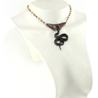 Gargantilla serpiente en madera de ébano y perlas naturales. El colgante tiene forma de serpiente.