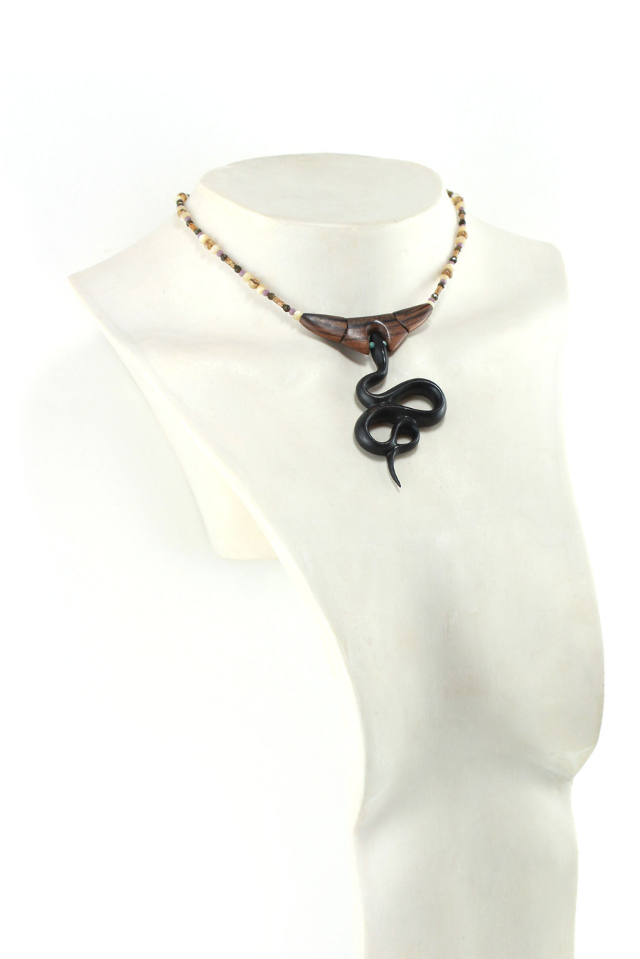 Choker serpent en bois d'Ebène et perles naturelles le pendentif est en forme de serpent.