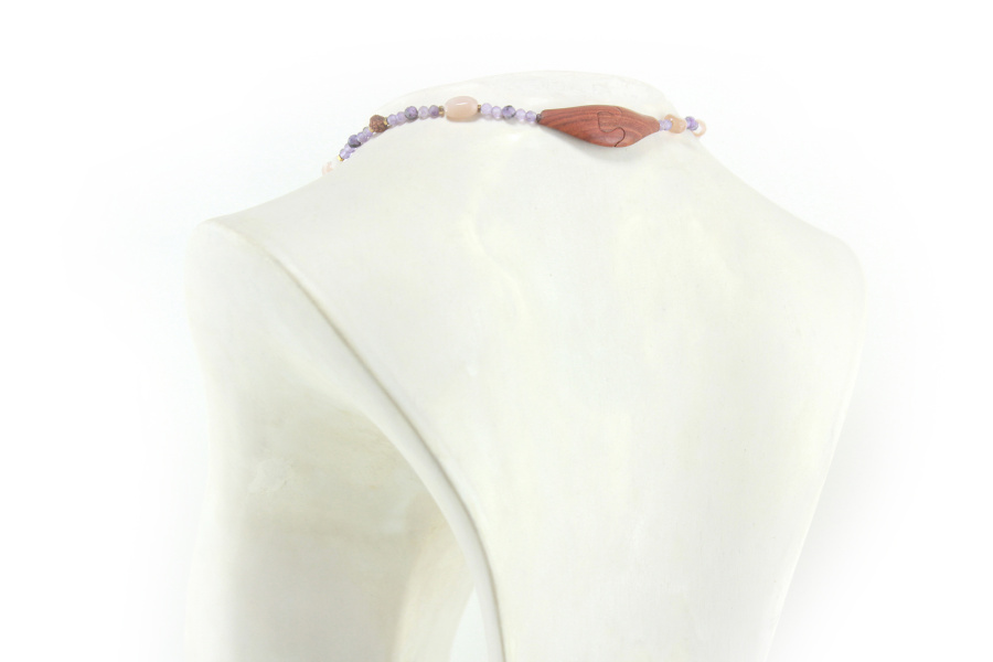 Boho-Halskette aus Amethyst und Holz, ein einzigartiges handgefertigtes Schmuckstück in natürlichen Farbtönen.