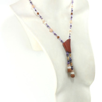 Boho-Halskette aus Amethyst und Holz, ein einzigartiges handgefertigtes Schmuckstück in natürlichen Farbtönen.