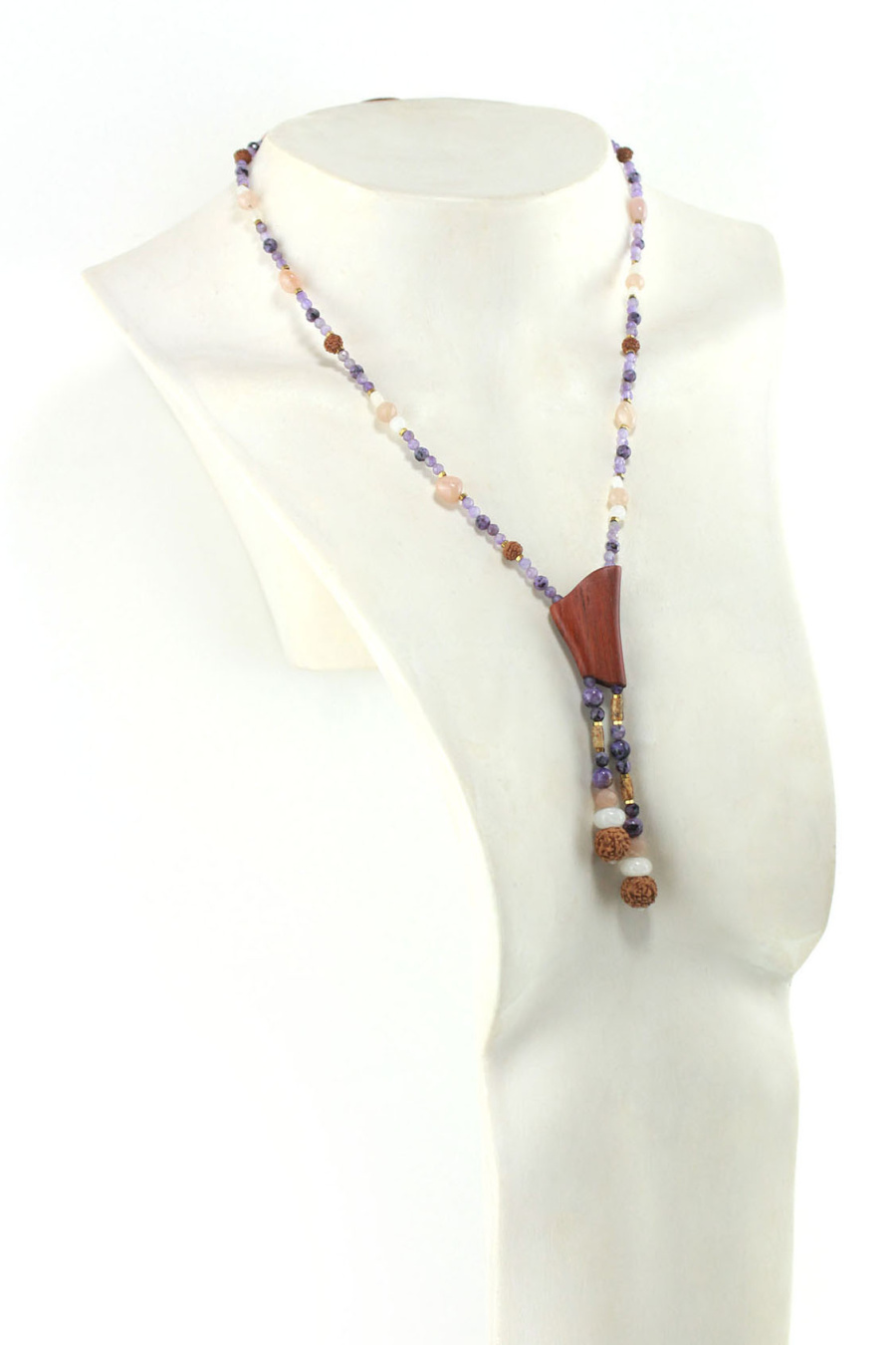 Boho-Halskette aus Amethyst und Holz, ein einzigartiges handgefertigtes Schmuckstück in natürlichen Farbtönen.