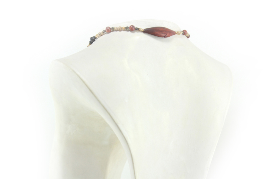 Naszyjnik z krawatem w stylu plemiennym wykonany z drewna padouk i koralików