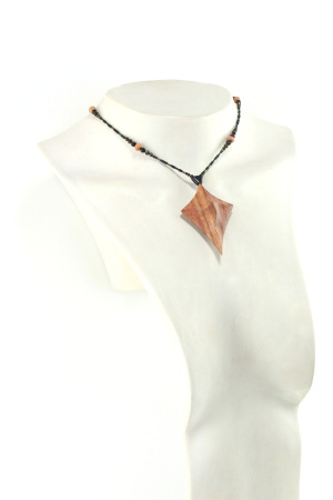 Collier croix primitive en bois : collier de perles noires, orange et vert métallisé fermé par un fermoir aimanté. Pendentif en forme de croix, bombée vers le haut, avec des lignes qui dessinent une croix sinueuse