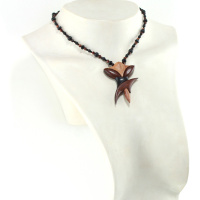 Design-Halskette aus exotischen Hölzern & Naturperlen