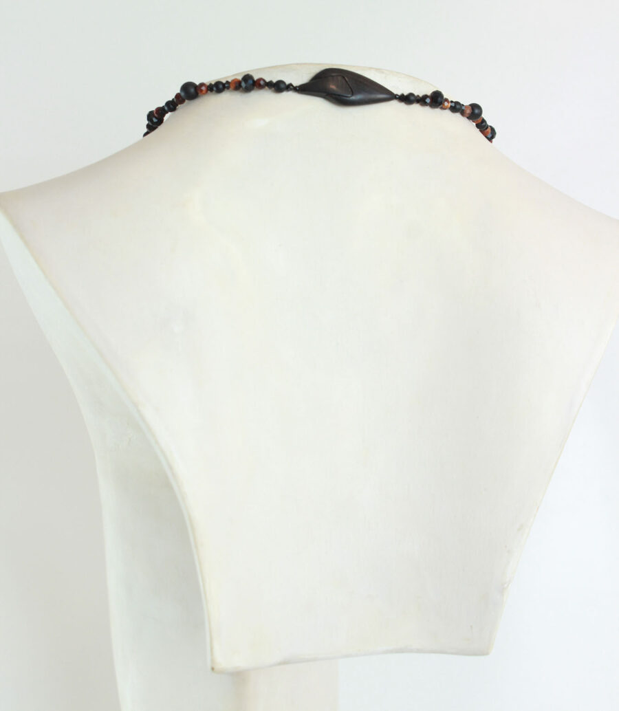 Collier design en bois exotiques & perles naturelles, vu de dos pour voir le fermoir puzzle aimanté