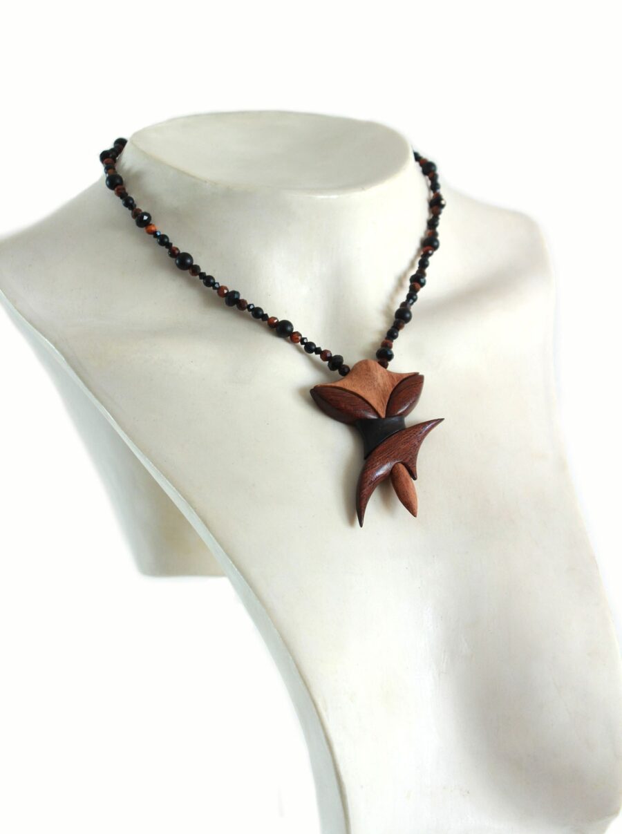 Collier design en bois exotiques & perles naturelles, vu de face