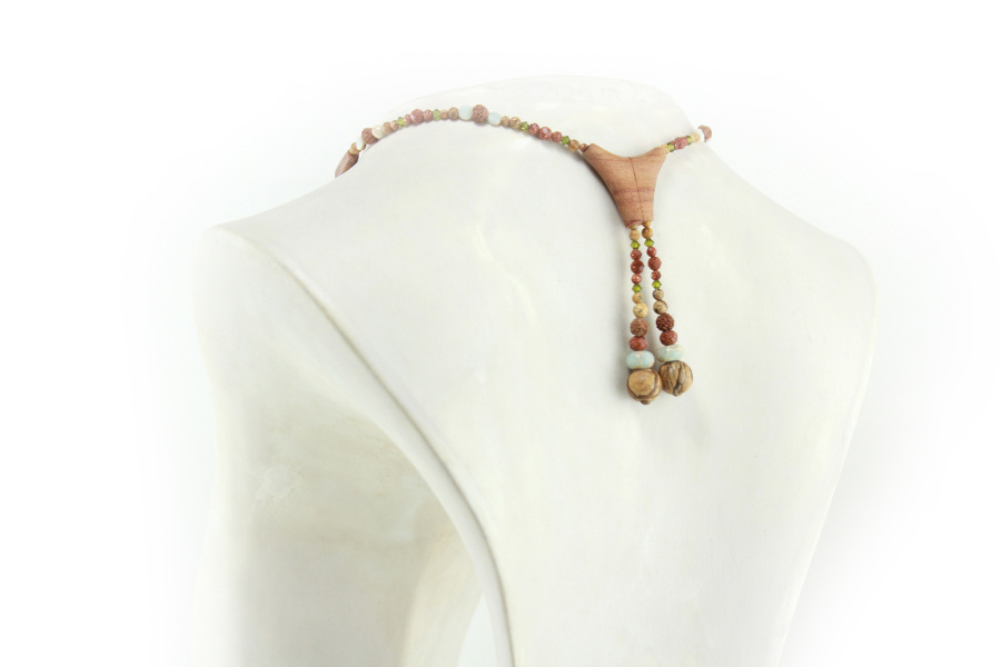 Collar antiguo de palisandro africano y cuentas de jaspe natural