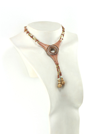 Collier antique en Bois de Rose Africain et perles naturelles de Jaspe