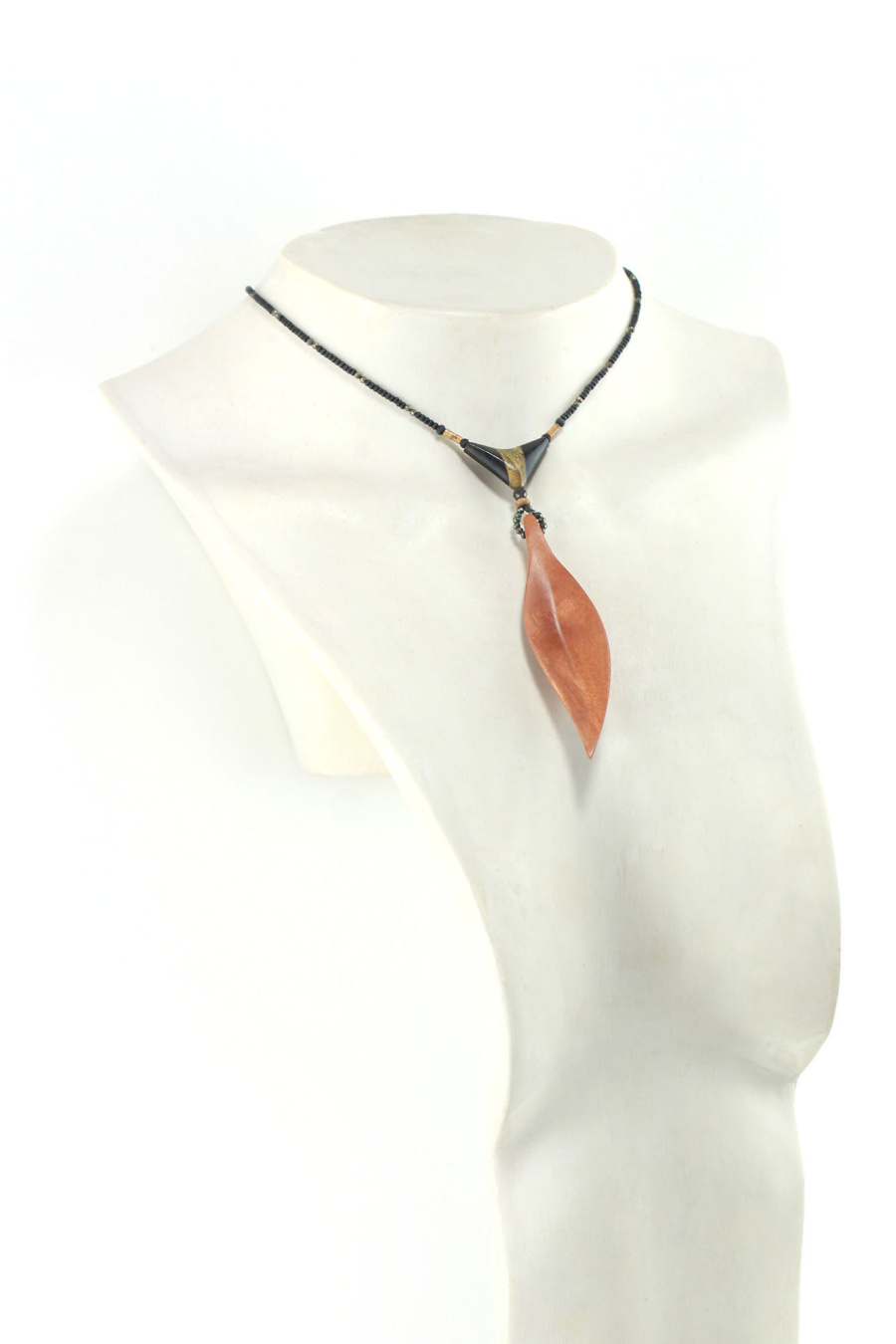 Collar de madera de ébano natural y perlas naturales